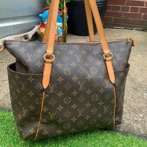 Louis Vuitton Totally MM classic monogram tote